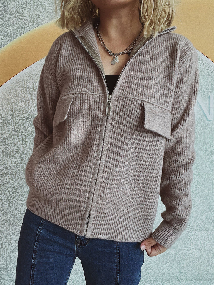 Kvinders fashionable cardigan med høj krave og praktiske lommer Stilla