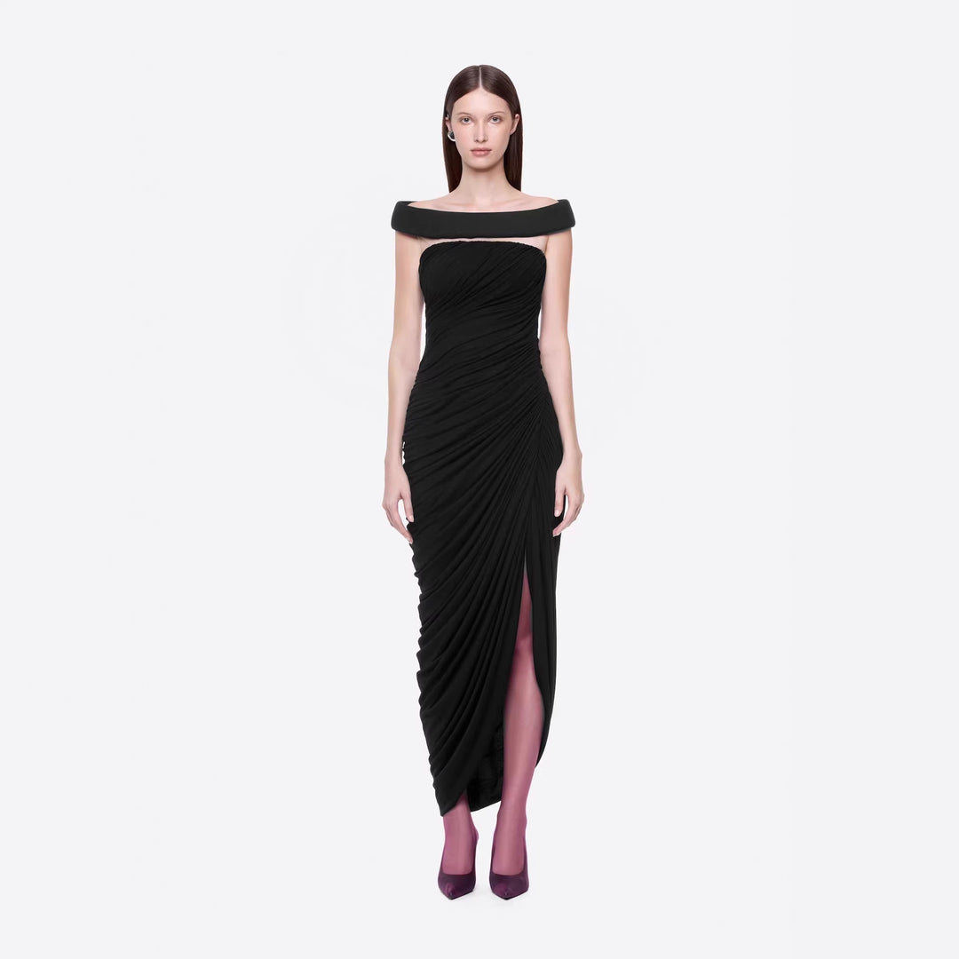 Dame Elegant aftenkjole med off-shoulder-design og raffineret drapering Skovae
