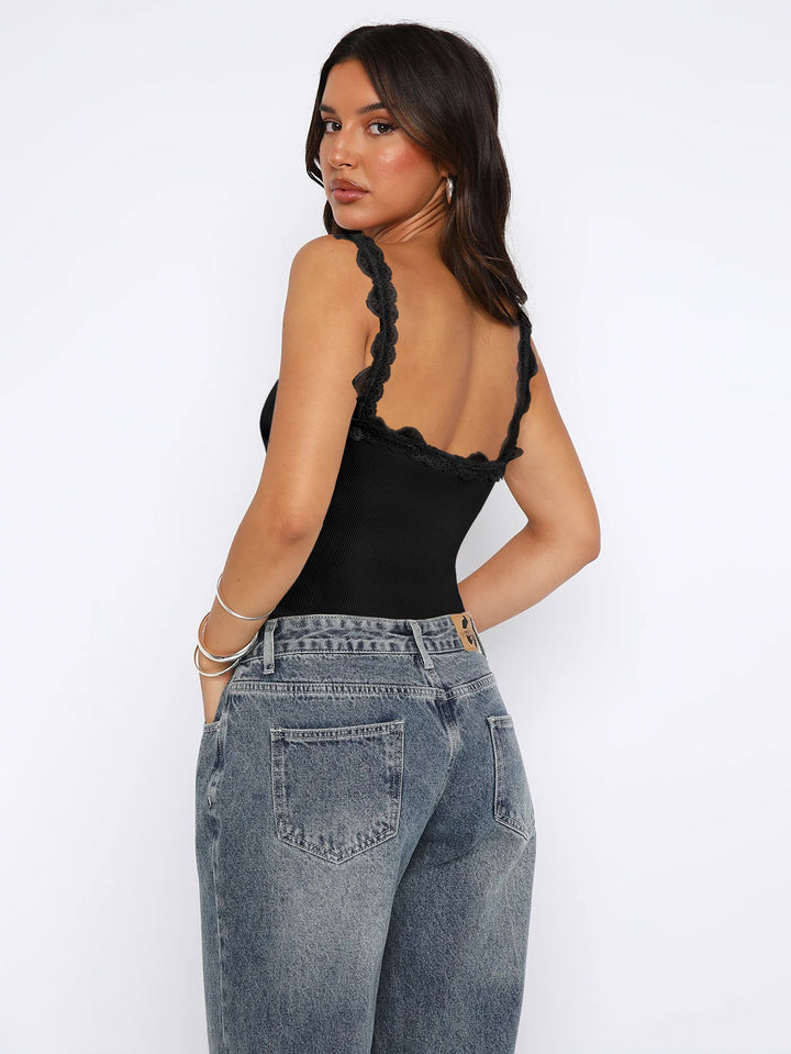 Dame spids Cami-top med justerbare stropper og dekorativt design Stilla