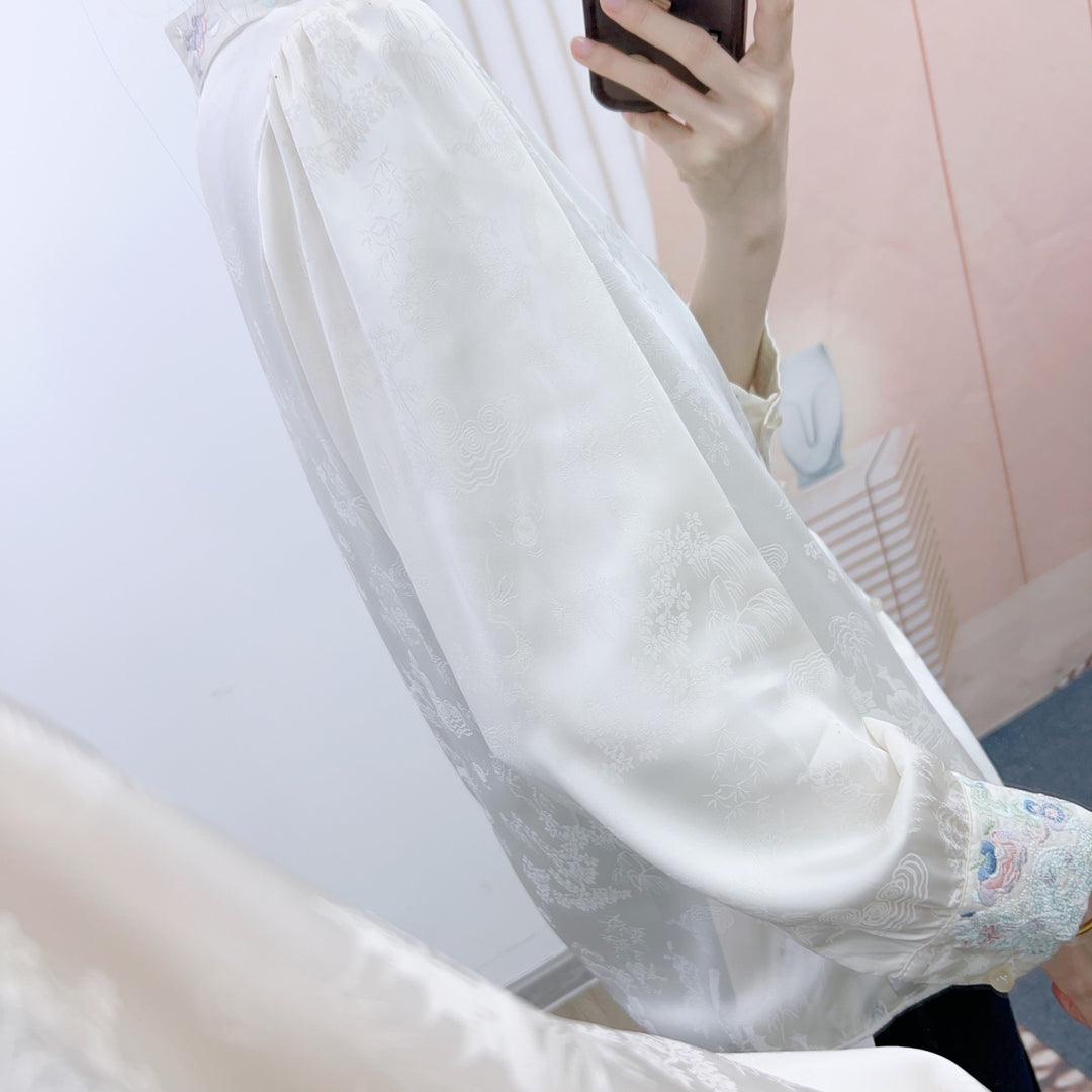 Damebluse med kunstneriske flæser og elegante perle detaljer Stilla