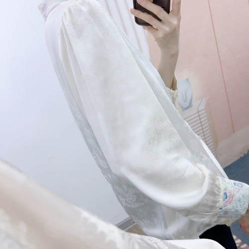 Damebluse med kunstneriske flæser og elegante perle detaljer Stilla
