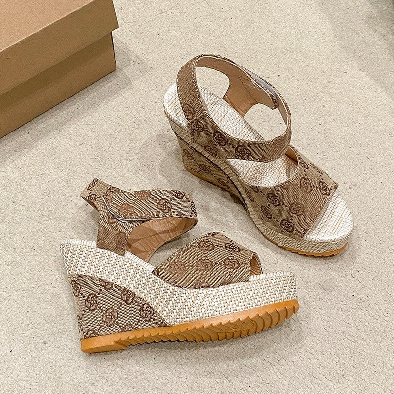 Dame nan monogram-woven kile sandaletter med platå og justerbar hælrem Skovae