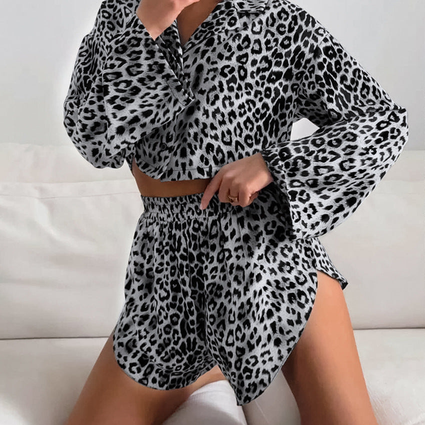 Dame pyjamasæt med vidde, udsvinget top og højt skårne shorts i dyremønster Stilla