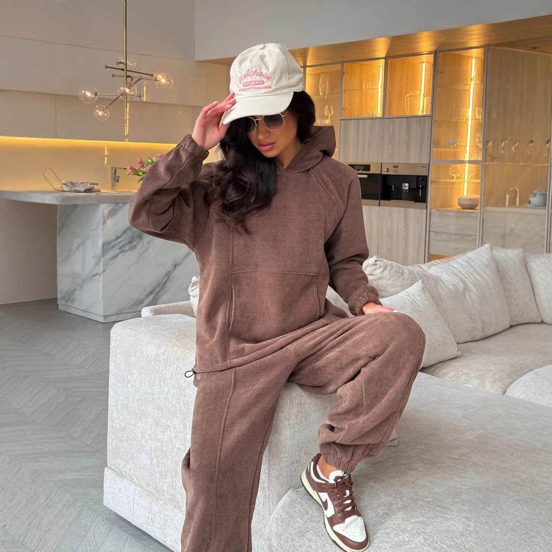 Kvinders sporty loungewear sæt med komfortabel hættejakke og elastiske bukser Skovae