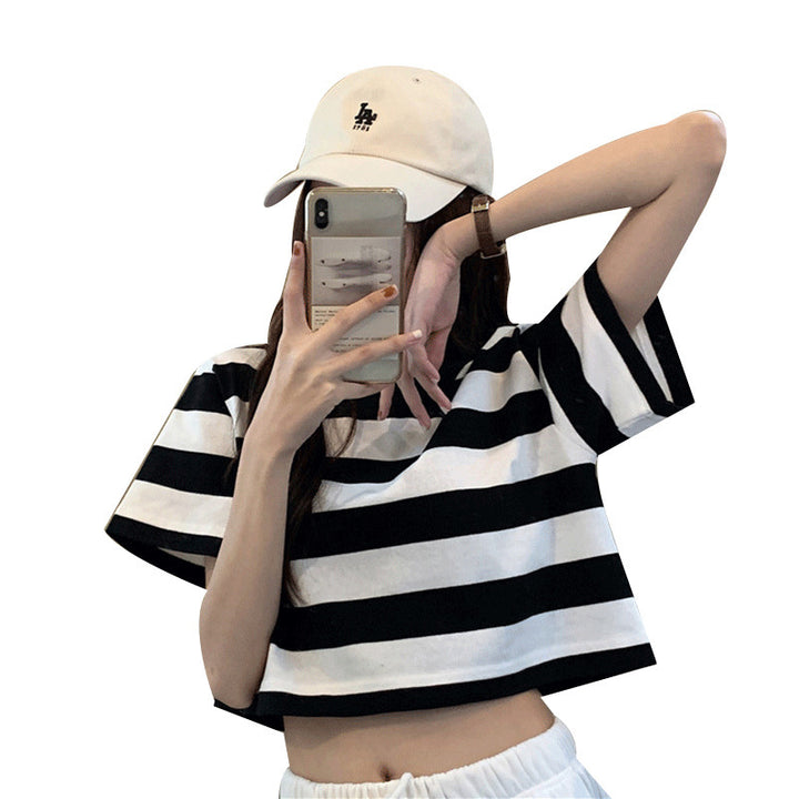 Kvinder Cropped T-Shirt med Stribet Mønster og Casual Snit Skovae