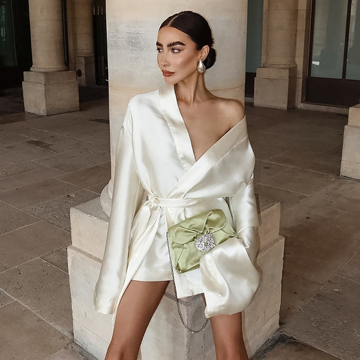 Dame Satin Blazer- og Shorts-Sæt med elegant Varedesign Stilla