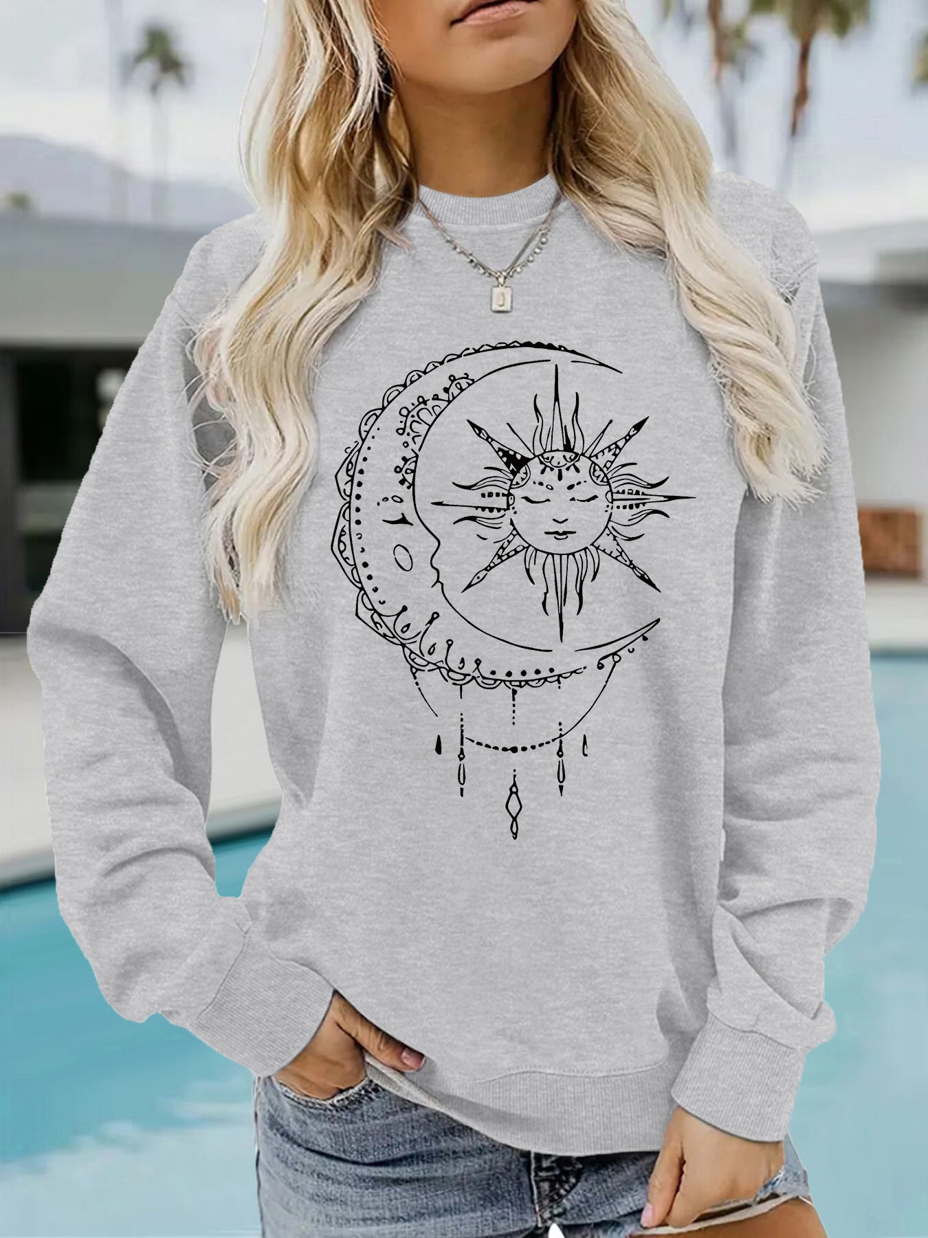 Kvinders sweatshirt med kunstnerisk sol- og månedesign Stilla