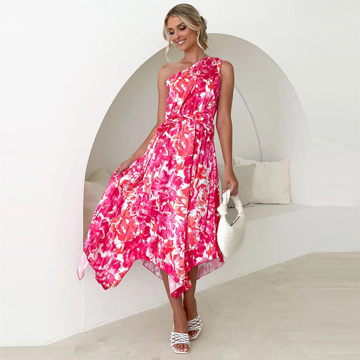 Dame Maxikjole med asymmetrisk snit og flydende floral-design Stilla
