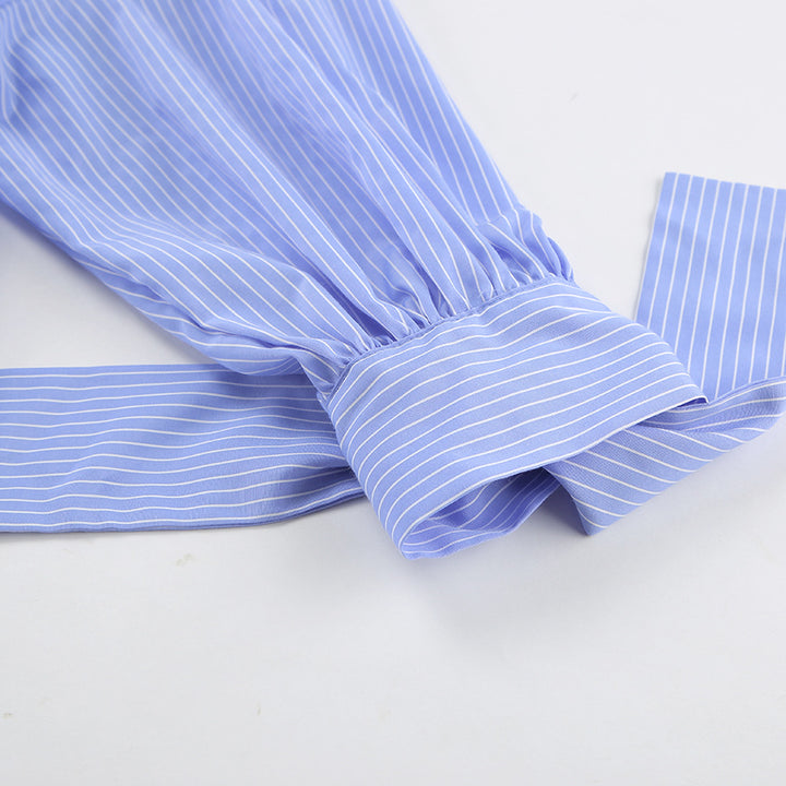 Damebluse med taillieret snit og ruffle detaljer Stilla