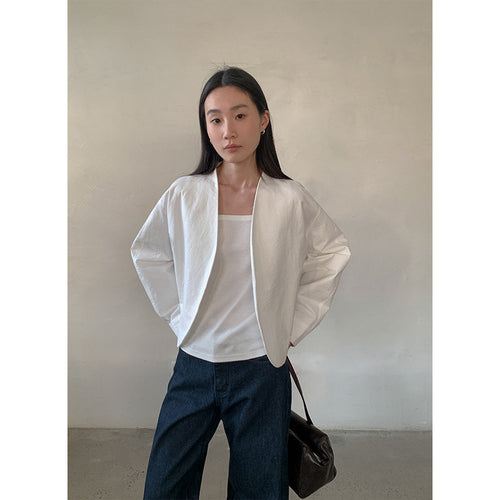 Dame stilfuld kort jakke i moderne kimono-design med sidelommer Stilla