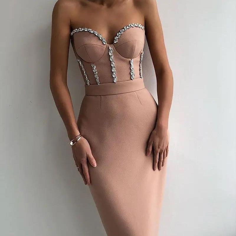 Kvindernes figursyede aftenkjole med elegant bustier-look og skinnende applikationer