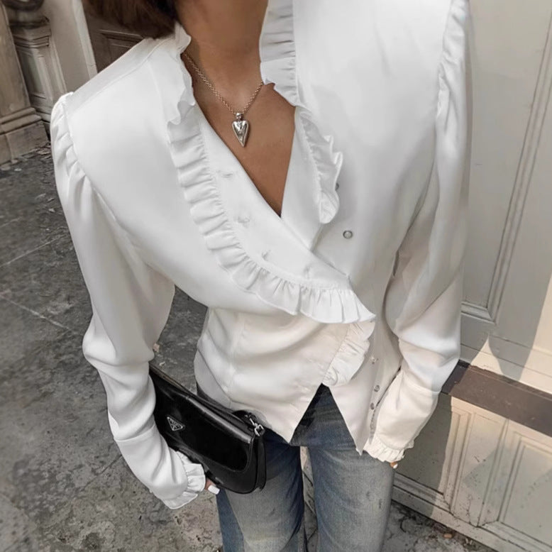 Damebluse med voluminøse flæser og elegant krave Stilla