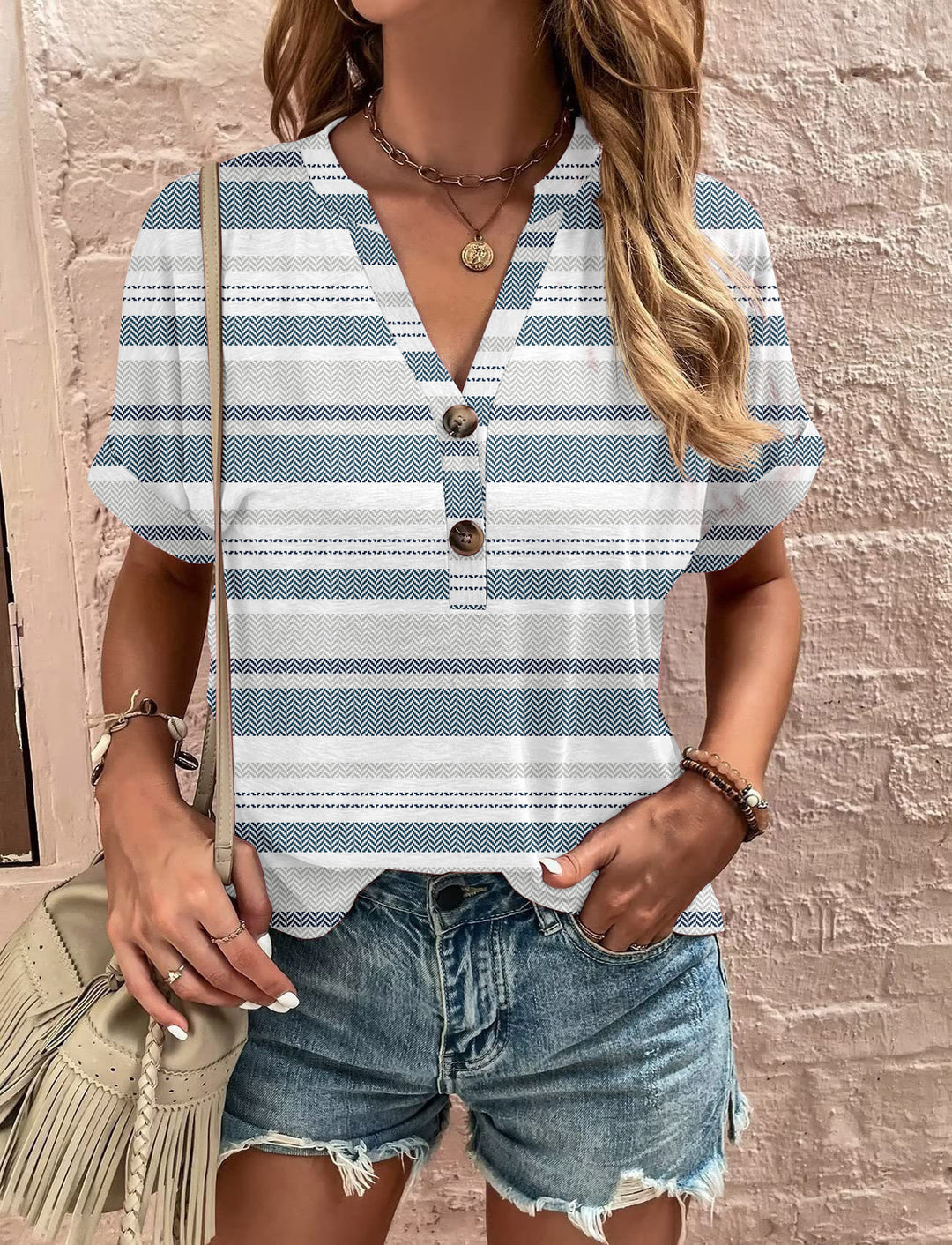 Damebluse med blomsterdesign og knaplukning Stilla