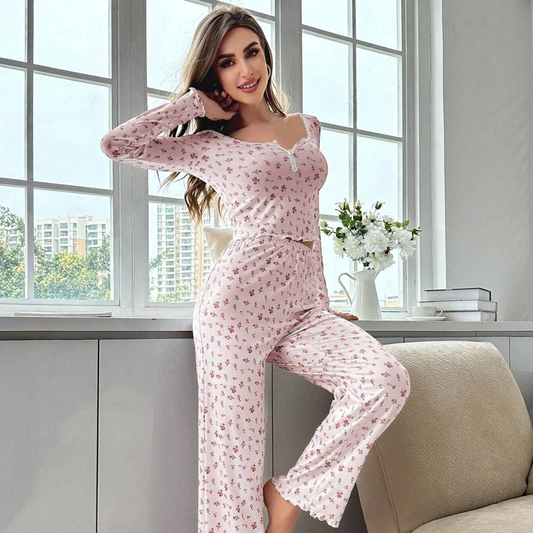Dame pyjamasæt med blomstermotiv og elegante spidsdetaljer Stilla
