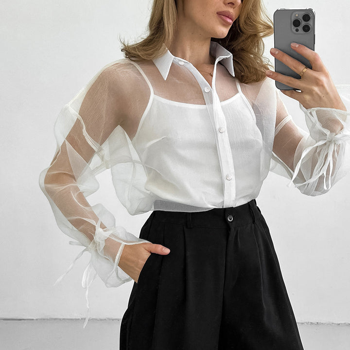 Dame chiffonbluse med gennemsigtige ærmer og elegant knaplukning Stilla
