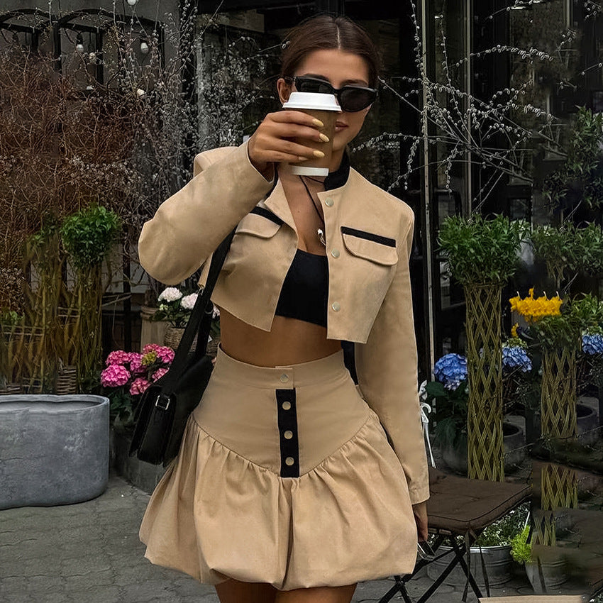 Dame Cropped Blazer- og Nederdelssæt med voluminøs kant og dekorative knapdetaljer Stilla
