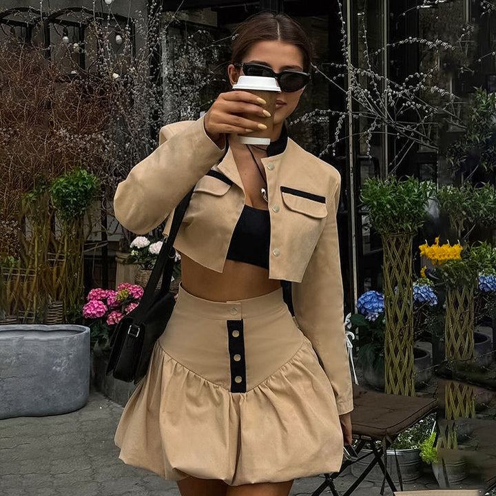 Dame Cropped Blazer- og Nederdelssæt med voluminøs kant og dekorative knapdetaljer Stilla