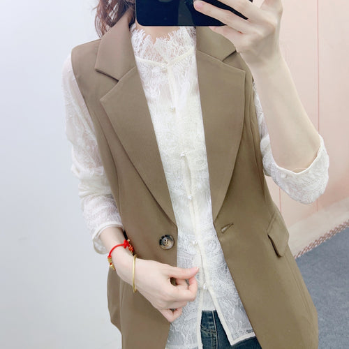 Damevest i elegant blazer-stil med praktiske lommer og særpræget snit Stilla