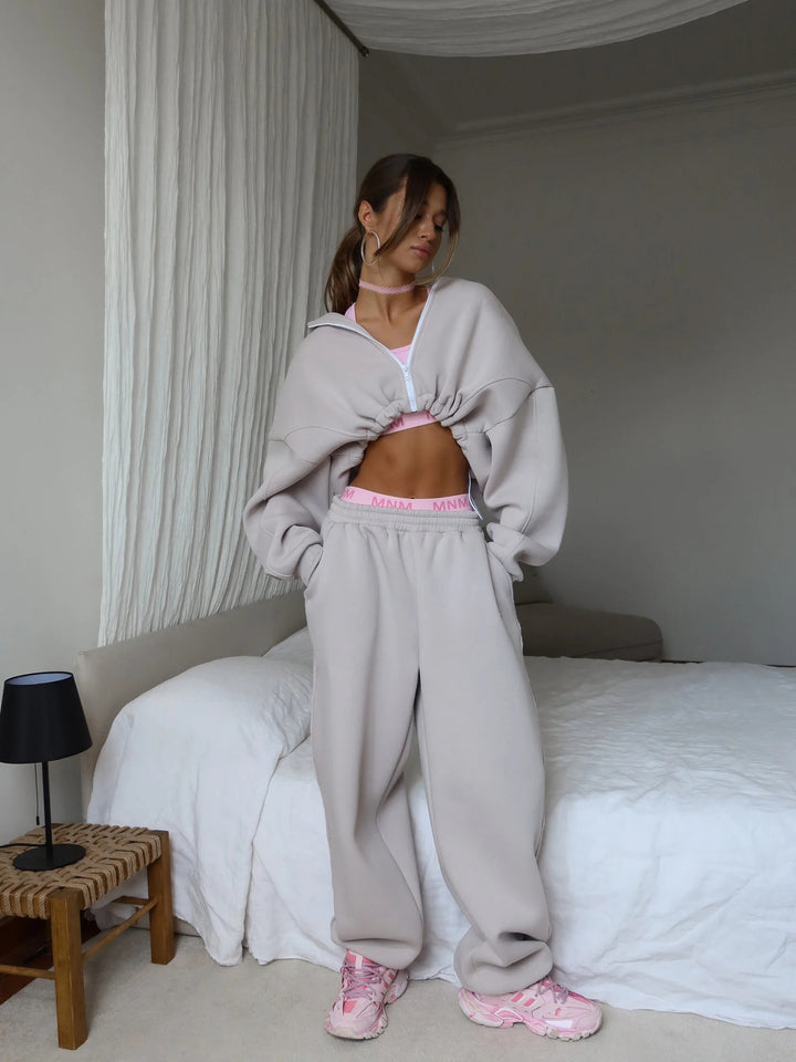 Kvinders cropped hoodie og brede snitmænds joggingbukser sæt Skovae