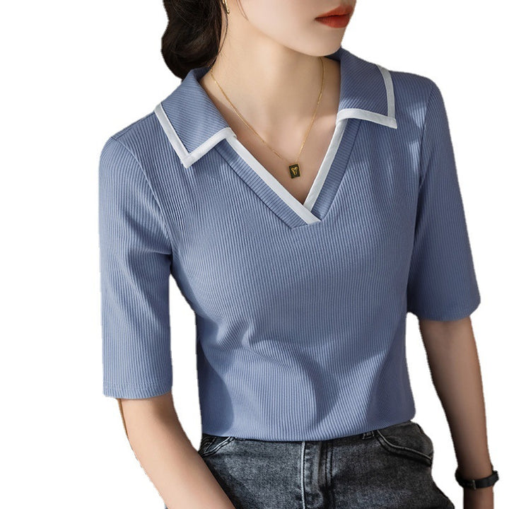 Dame Polo-Shirt med elegant V-udskæring og stilfulde kontrastdetaljer Stilla