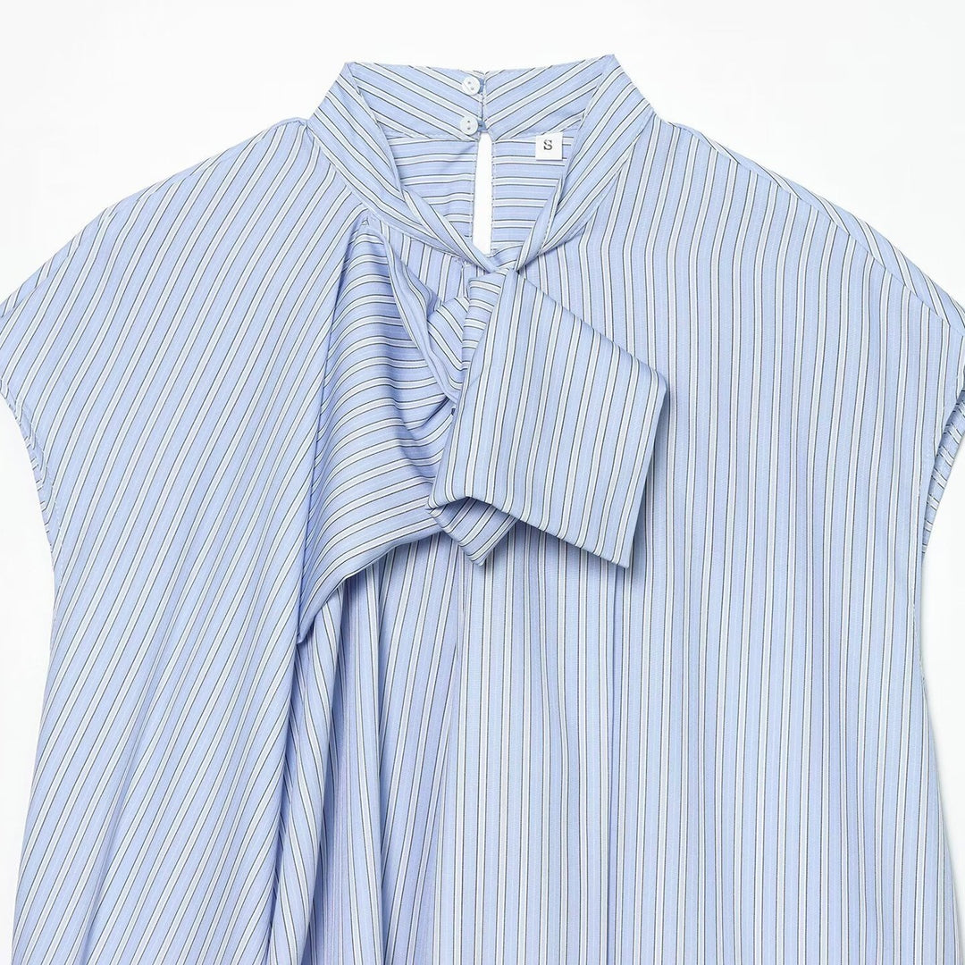 Damebluse med moderne snit og unik bindekrave Skovae