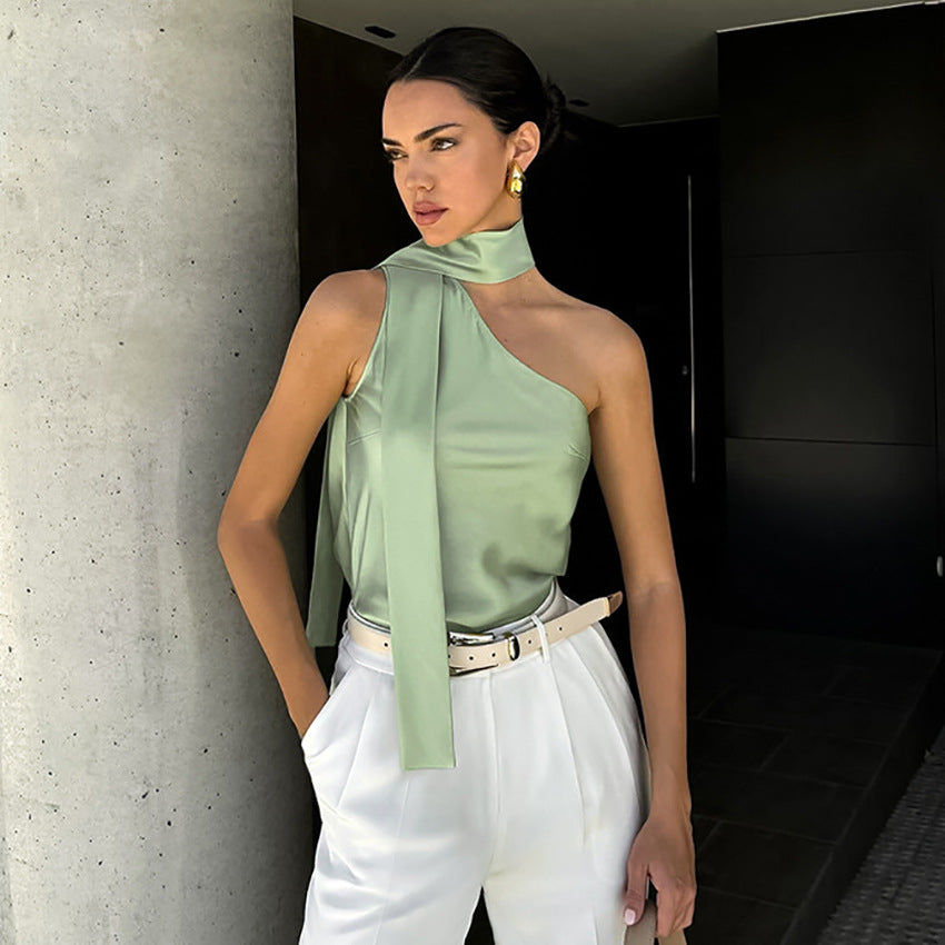 Dame asymmetrisk satin top med elegant sløjfedekoration Stilla