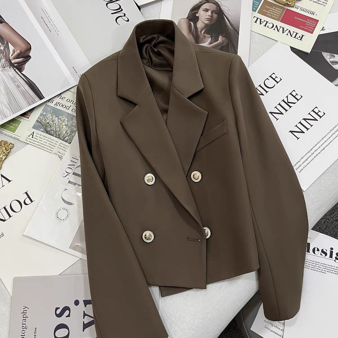 Kvinders kortskåret blazer med dekorative knapper Stilla