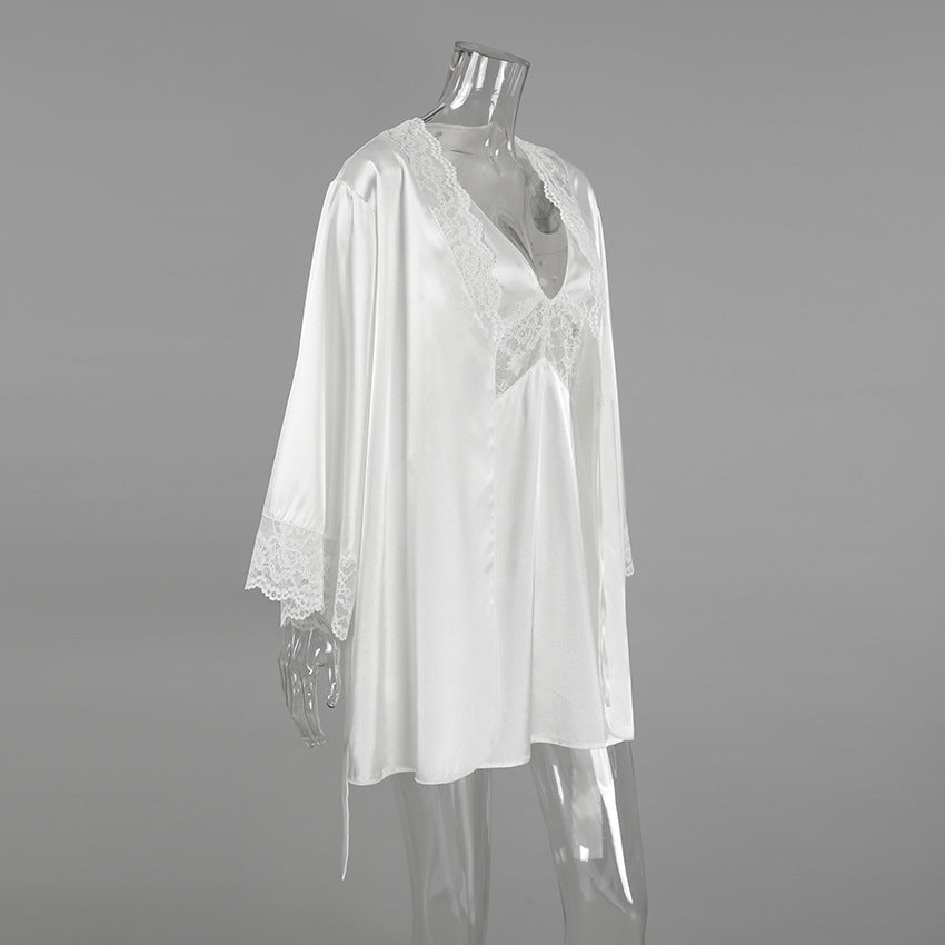 Dame Satin Morgenkåbe med elegante laceafslutninger Stilla