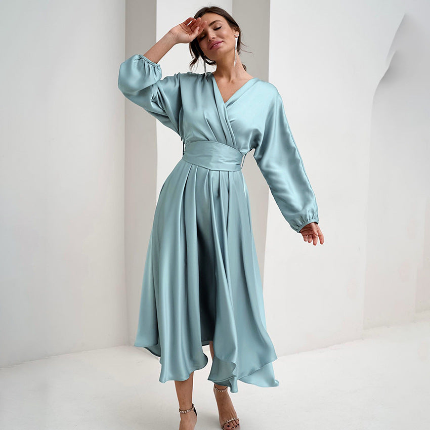 Dame omslagkjole med voluminøse ærmer og elegant satin-finish Stilla