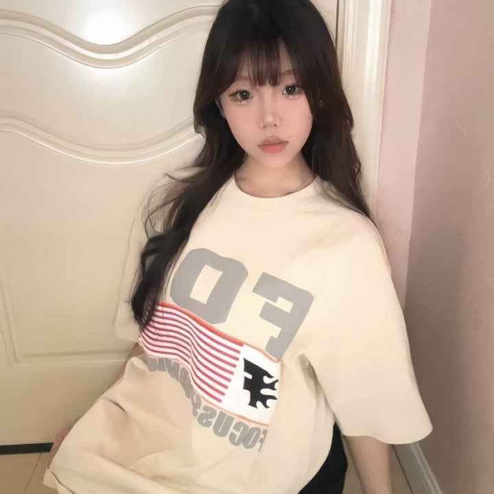 Dame Oversized T-shirt med sporty grafisk design og urban flair Stilla