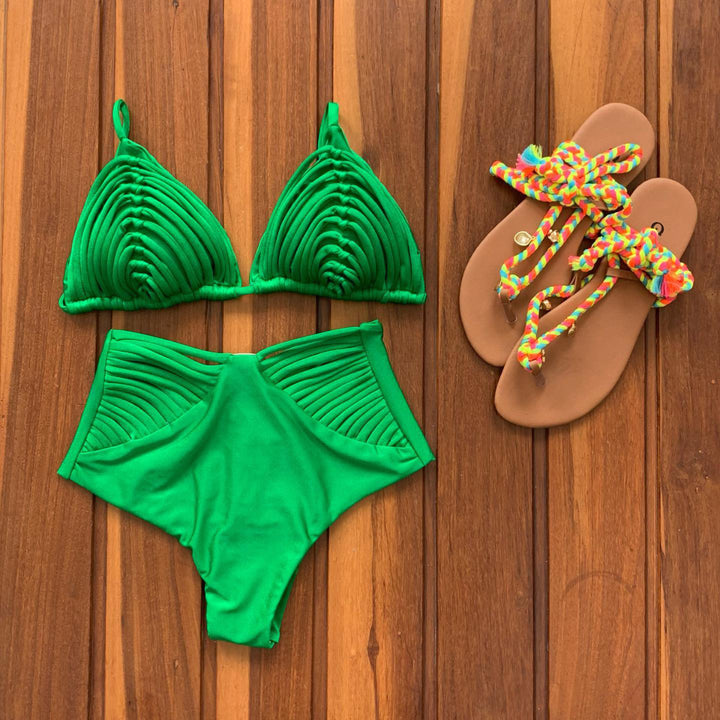 Dame bikini-set med innovativt ribbet design og dyb trusse Stilla