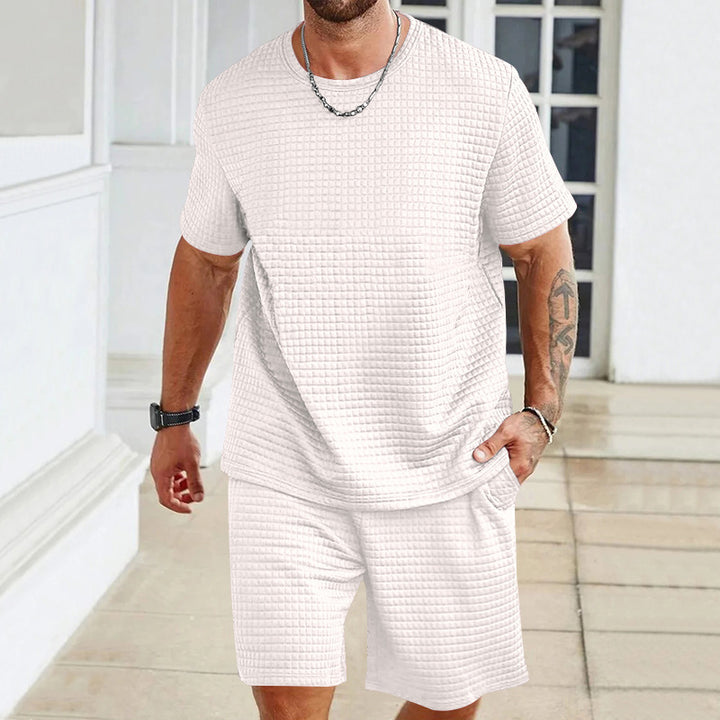 Herre nan let fritids-sæt i vaffelstruktur med rundhalset T-shirt og komfortable shorts Skovae