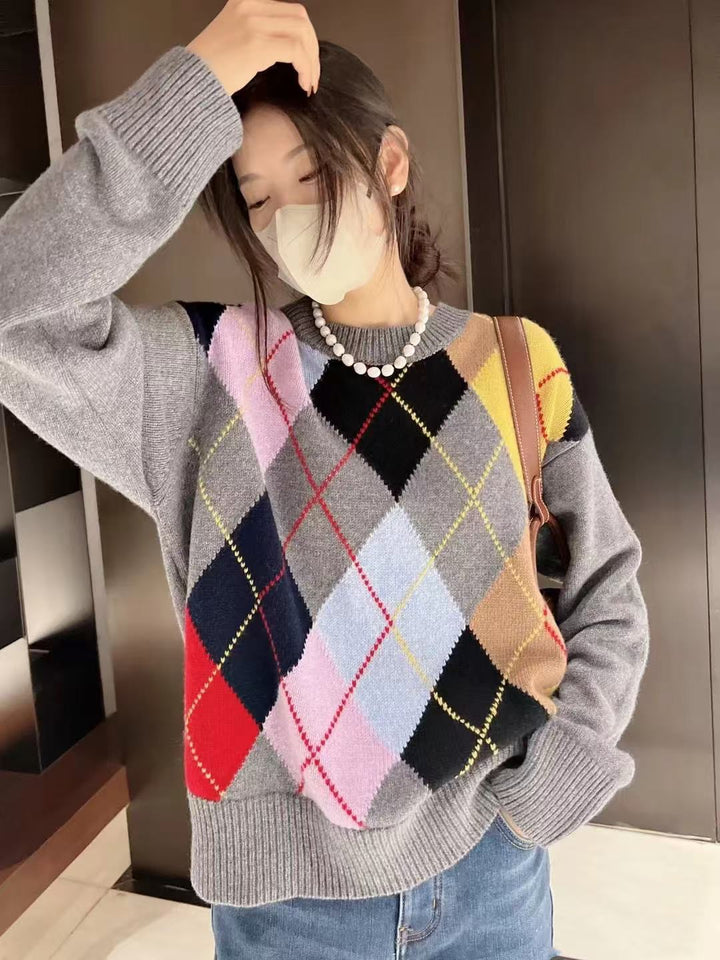 Dame strikpullover med moderne rhombusmønster og ikoniske farveenkater Stilla