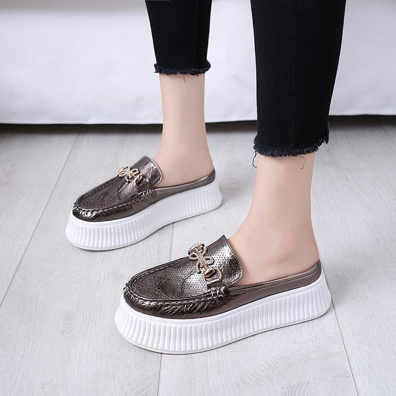 Dame mode loafers med glat overfladestruktur og dekorativ metallelement Stilla