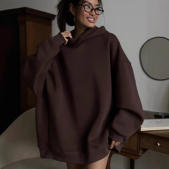 Kvinders oversized hoodie med dyb udskæring og praktiske lommer Skovae