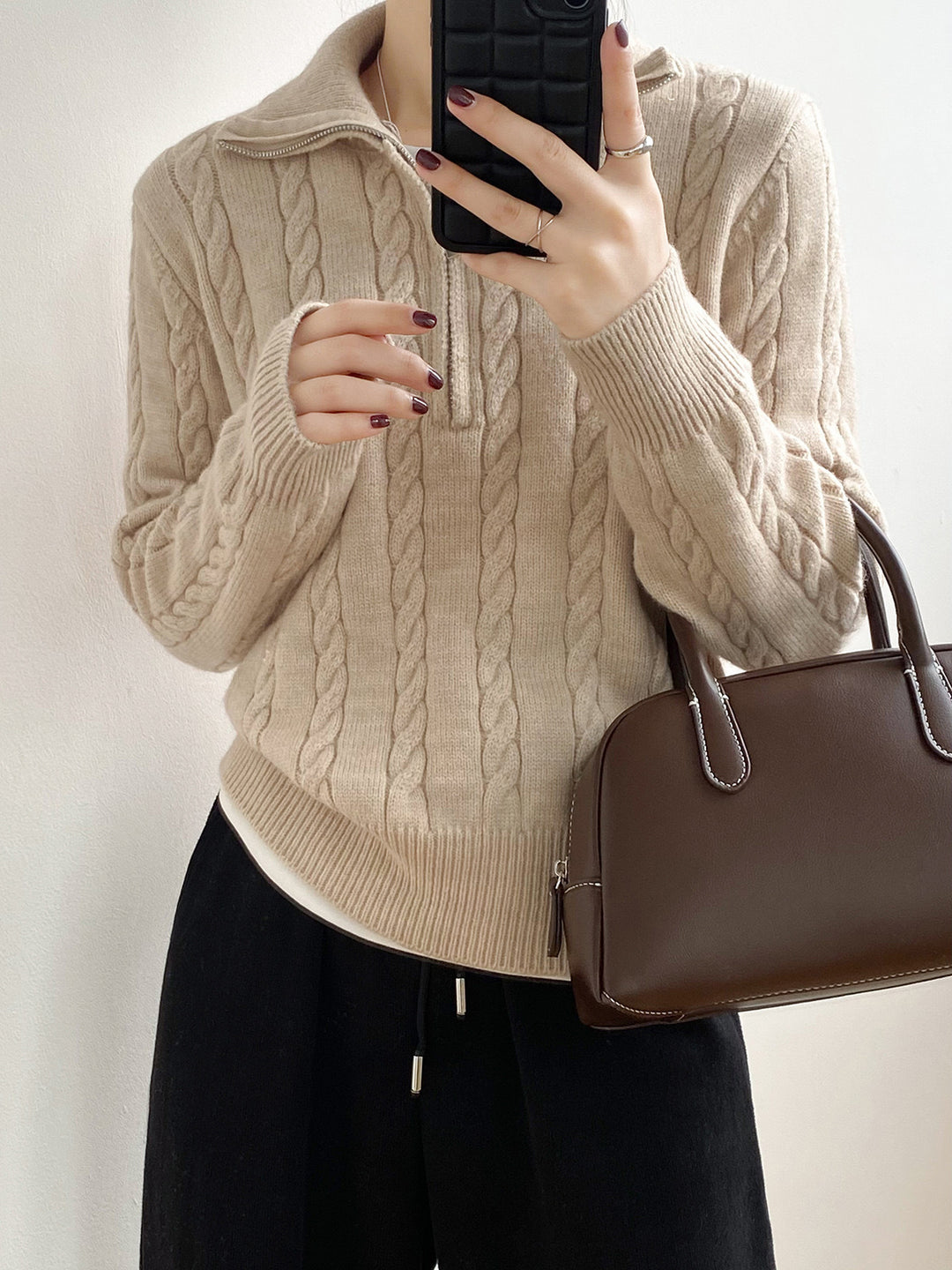 Kvinders strikkede sweater med kabeldesign og moderne stående krave Stilla