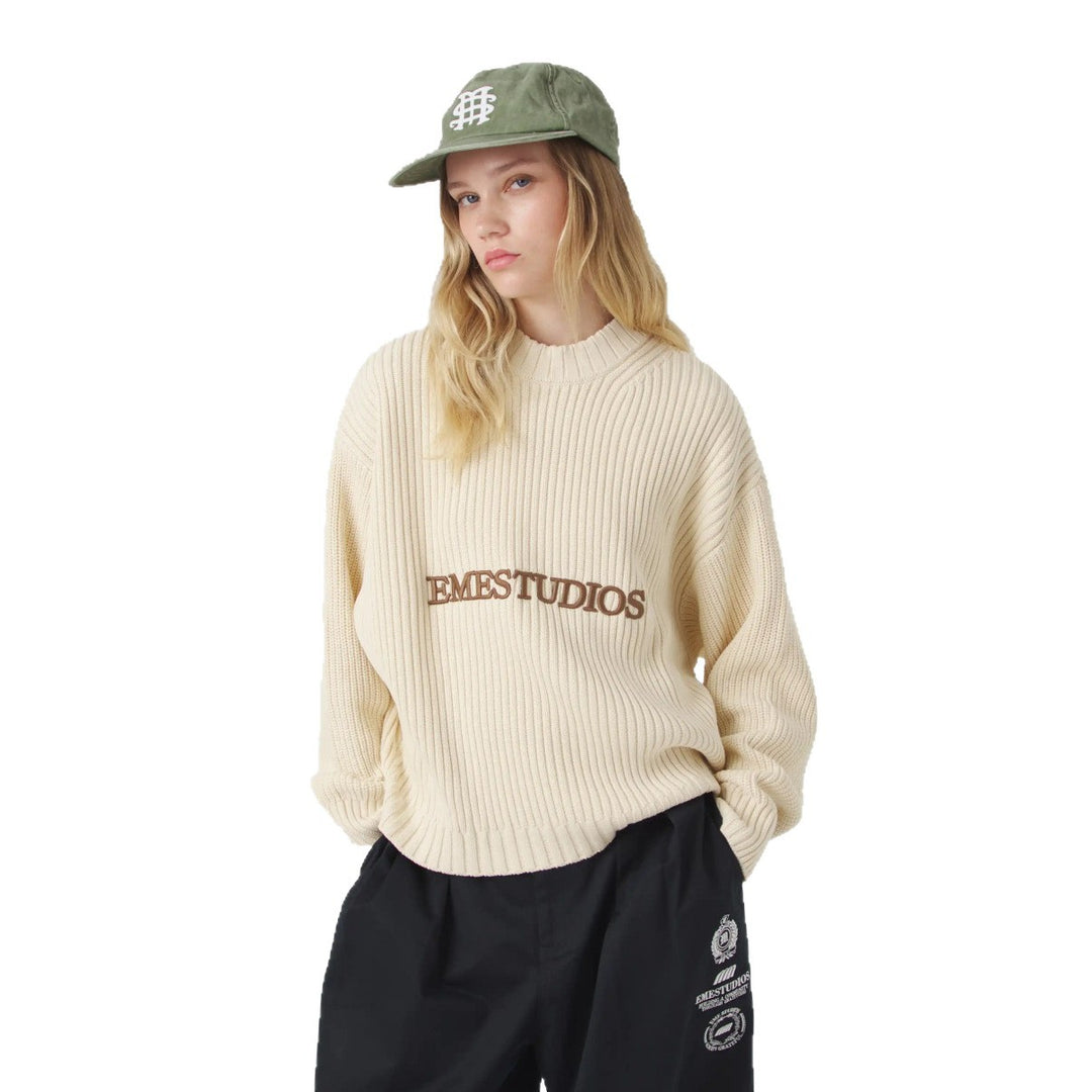 Kvinders chunky strik sweater med en afslappet pasform og iøjnefaldende skrift Stilla