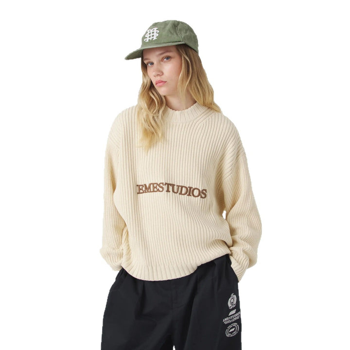 Kvinders chunky strik sweater med en afslappet pasform og iøjnefaldende skrift Stilla