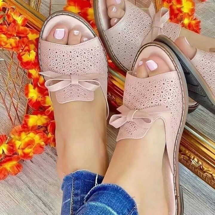 Dame trendy tæerimuler-sandaler med blomstermotiv og dekorativt sløjfedetalje Stilla