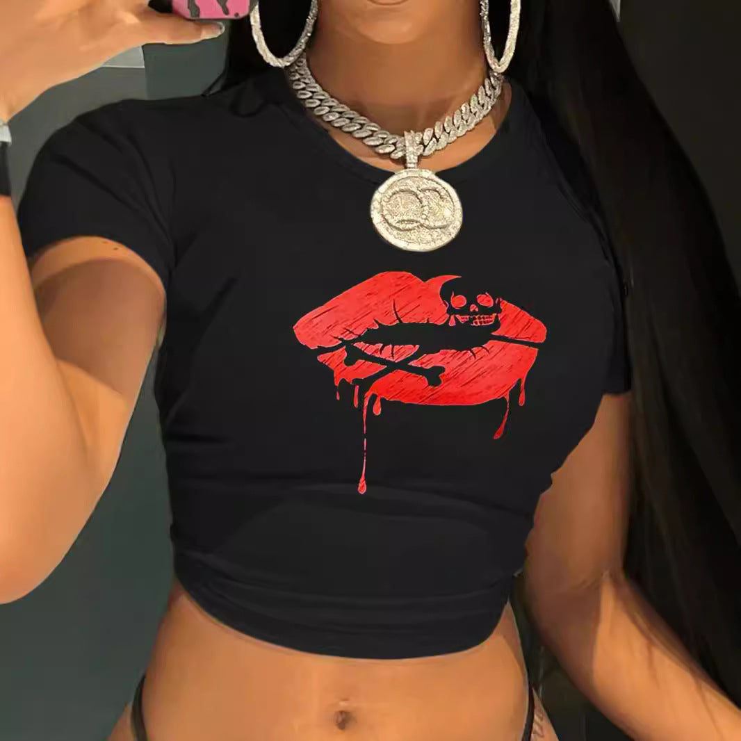 Dame Crop-T-shirt med kreativ læbe motiv og tætsiddende snit Skovae