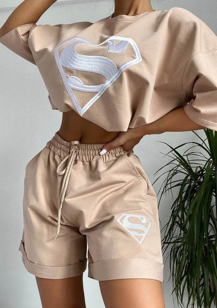 Kvinders sporty kortærmet skjorte og shorts sæt med eksklusivt logo design Skovae