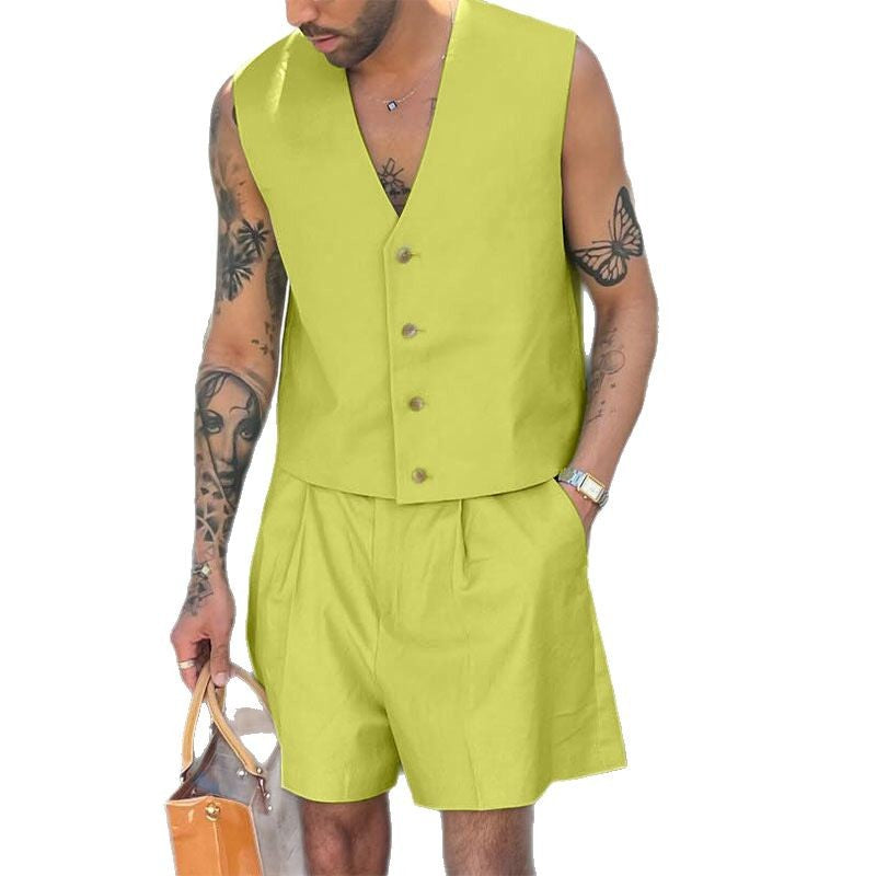 Dame i et elegant skræddersyet sæt med figursyet vest og højtaljede shorts Skovae