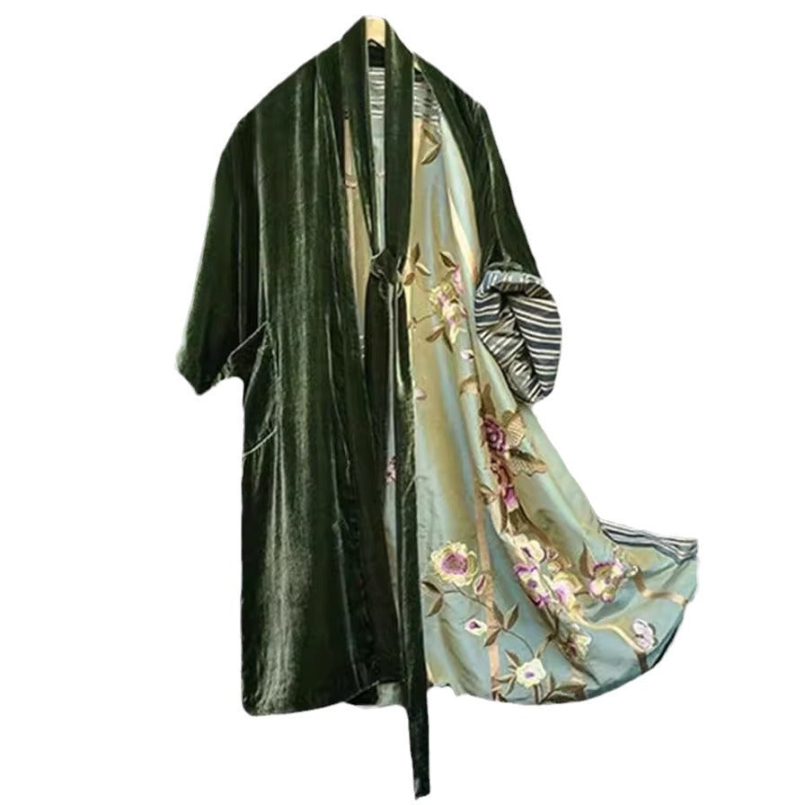Kvinders luksuriøse kimono med blomstermotiv og silkefoer Skovae