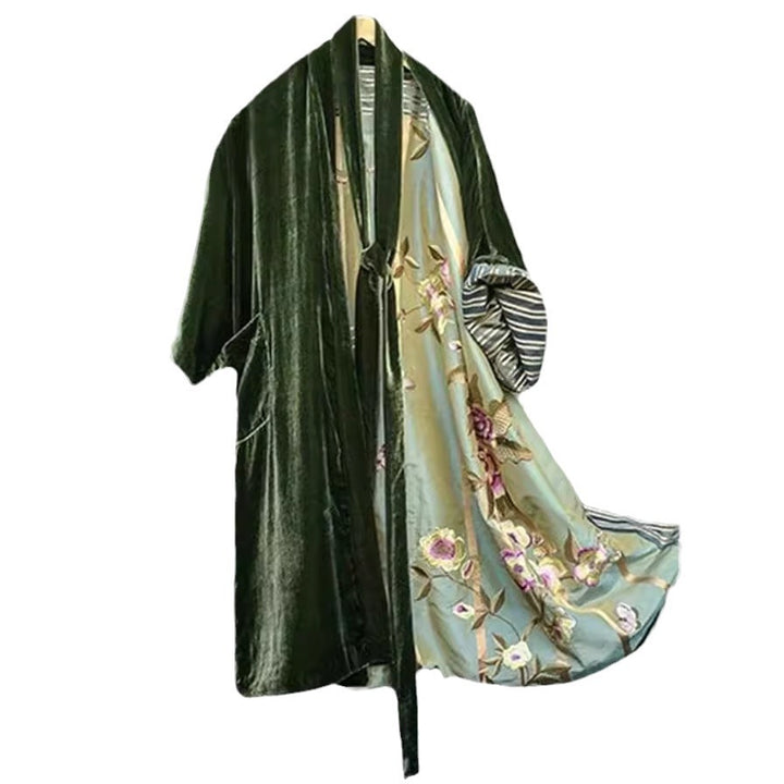 Kvinders luksuriøse kimono med blomstermotiv og silkefoer Skovae