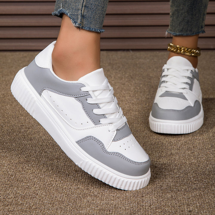 Dame lavt skåret sneakers med ribbet sål, polstret skaft og perforeret overdel Skovae
