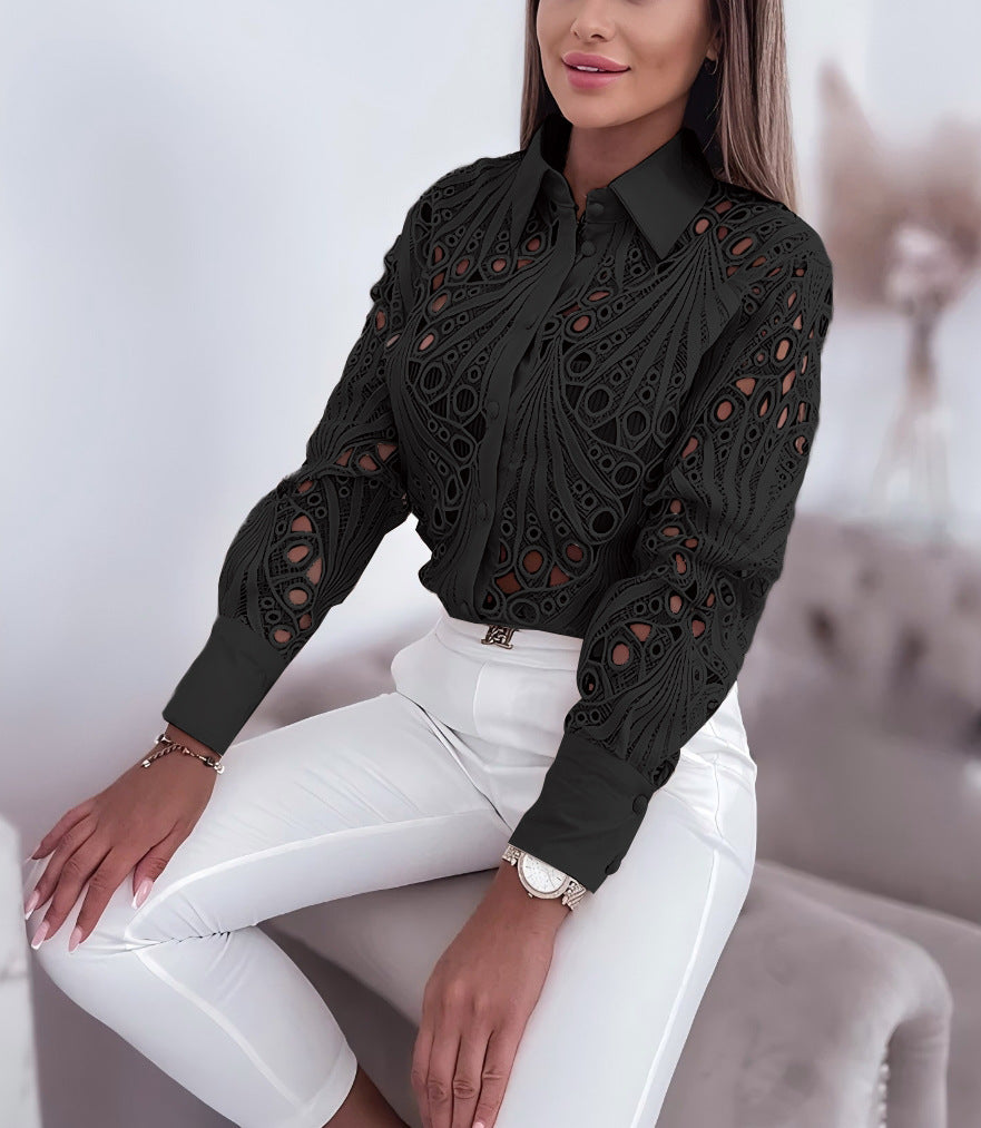 Damer elegant bluse med kunstnerisk hulmønster og stilfuld krave Stilla