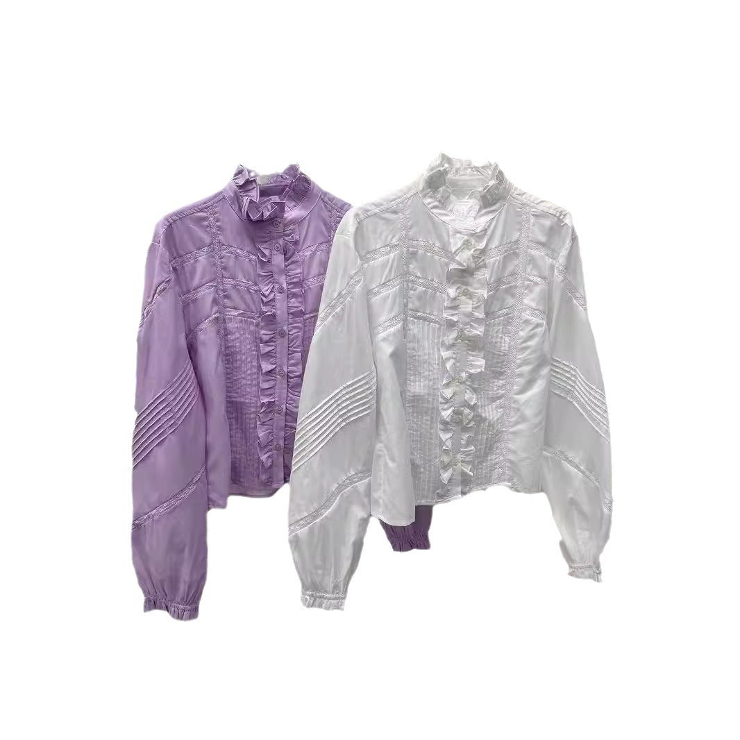Damebluse med flæsedetaljer og modematerialer Stilla