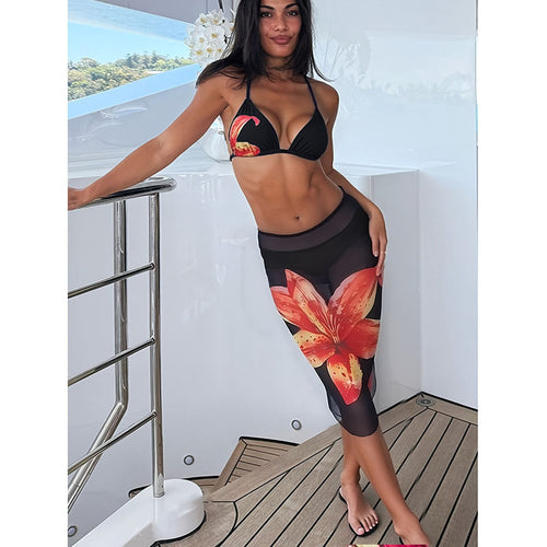 Dame bikini sæt med florale accenter og figursyet nederdel Skovae