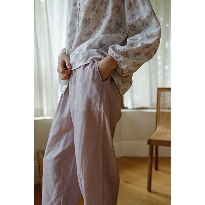 Dame natbluse med delikat blomsterdesign og knapbar front Stilla