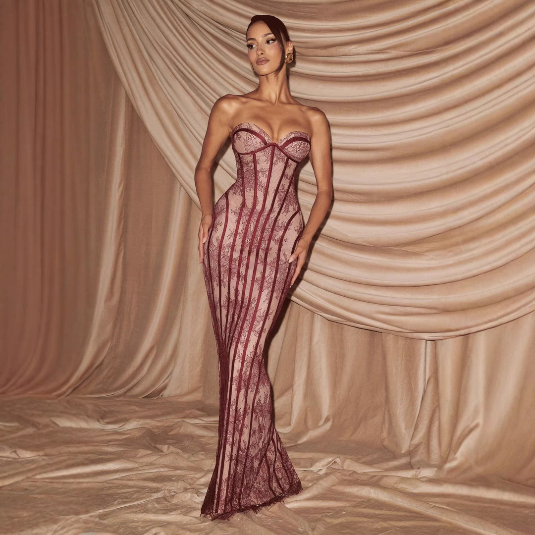 Dame fitted blondekjole med bustier-top og elegante detaljer
